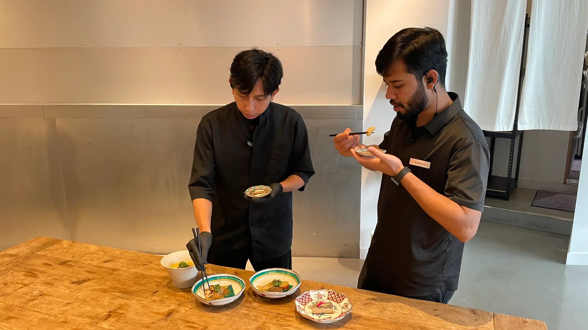 試作・試食をするインドネシア出身のリジャルさん(左)とバングラデシュ出身のラハマンさん(右)